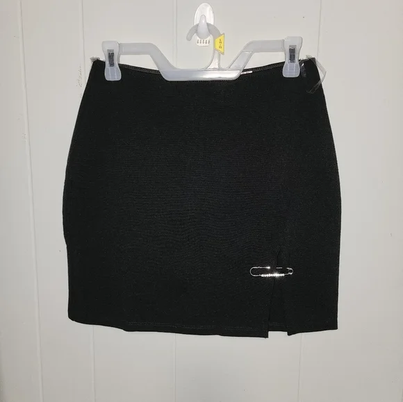 NWT Dolls Kill Sexy Classy Black Skirt , With Blinged Put Safety Pin 🧷 - Picture 2 of 9